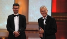 Der Moderator Harald Schmidt und sein Redakteur Manuel Andrack (l.) freuen sich am Samstag (27.09.03) in Koeln ueber den 'Deutschen Fernsehpreis' in der Kategorie 'Beste Comedy Serie' fuer die 'Harald Schmidt Show'.Zum fuenften Mal werden mit dem von den Sendern ARD, RTL, Sat1 und ZDF ausgelobten Preis besondere Leistungen der Fernsehschaffenden geehrt.Foto: Henning Kaiser/ ddp Foto: ddp