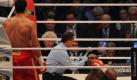 Nordrhein-Westfalen/ Boxen, WBA, IBF, WBO, IBO-Weltmeisterschaft im Schwergewicht, Wladimir Klitschko vs. Jean-Marc Mormeck (Frankreich), Samstag (03.03.12), Esprit Arena, Duesseldorf: Der Ringrichter (M.) zaehlt Mormeck an, waehrend Klitschko (l.) daneben steht. Klitschko hat seine Titel der Weltverbaende IBF, WBO und WBA erfolgreich verteidigt. Den 60. Profi- und 20. WM-Kampf seiner Karriere gewann der 35 Jahre alte Ukrainer am Samstagabend vor rund 50.000 Zuschauern in der Fussball-Arena in Duesseldorf gegen den Franzosen Jean-Marc Mormeck, den er in der vierten Runde entscheidend zu Boden schickte. Klitschko feierte damit den 50. vorzeitigen Sieg. (zu dapd-Text)
Foto: Patrick Sinkel/dapd Foto: dapd