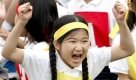 Japans Prinzessin Aiko, die Tochter des Kronprinzen Naruhito und der Kronprinzessin Masako freut sich über den Sieg ihres Staffellauf-Teams an Gakushuin-Grundschule in Tokyo. Foto: ap