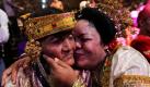 4501 Paare wurden bei einer Massenhochzeit in Jakarta, Indonesien verheiratet. Auf dem Bild küsst die Braut Juned (links) ihre Freundin Salfiah. Die Paare aus armen Verhältnissen waren alle schon in religiösen Zeremonien getraut worden. Für eine offizielle Heirat fehlte das Geld. Deshalb organisiert die Regierung solche Massenhochzeiten. Foto: dpa