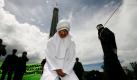 Die Indonesin Murni binti Anisa wird in Aceh Besar in der Öffentlichkeit ausgepeitscht. Die Frau wurde verurteilt, weil sie während des heiligen Monats Ramadhan im August Speisen verkauft hatte. Das Auspeitschen ist in der Region eine übliche Strafe für die Missachtung der Regeln der Scharia. Foto: dpa