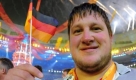 Steiner schwenkt bei der Abschlussfeier eine deutsche Fahne: Ich bin ewig dankbar fr das, was ich in Deutschland erlebt habe. In sterreich wre ich nie Olympiasieger geworden. Foto: dpa