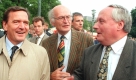 Lafontaine und Schröder mit OB Schmalstieg: Drei Tage vor der Kommunalwahl in Niedersachsen am 15. September 1996 unterstützen der SPD-Vorsitzende Oskar Lafontaine (rechts) und Niedersachsens Ministerpräsident Gerhard Schröder (links) bei einer Wahlveranstaltung in Hannovers Stadtmitte den seit 1972 in der niedersächsischen Landeshauptstadt amtierenden Oberbürgermeister Herbert Schmalstieg. Foto: dpa