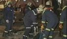 In this image made from RTR Russian Channel, rescuers carry the body of a victim outside a nightclub in Perm, Russia, early Saturday, Dec. 5, 2009. An explosion and fire apparently caused by pyrotechnics tore through a nightclub in the Russian city of Perm early Saturday, according to news reports. (AP Photo/RTR Russian Channel) ** TV OUT ** Foto: ap