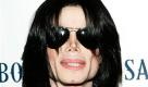 ** FILE ** In this Nov. 8, 2007 file photo, Michael Jackson poses on the red carpet during the RainbowPUSH Coalition Los Angeles 10th annual awards in Los Angeles. Lawyers for Michael Jackson have reached a settlement with a Bahraini sheik who claimed the singer owed him $7 million after breaching a signed contract, the pop star's spokeswoman said Sunday Nov. 23, 2008. (AP Photo/Danny Moloshok, file) Foto: ap
