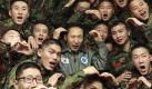 South Korean President Lee Myung-bak, center, poses with South Korean marines as he visits to a marine base in Gimpo, South Korea, Wednesday, Feb. 10, 2010. A senior U.N. envoy pressed ahead Wednesday with international efforts to get North Korea back into nuclear disarmament talks, during the world body's first high-level visit to the reclusive state in nearly six years.(AP Photo/Yonap, Jo Bo-hee) ** KOREA OUT ** Foto: ap