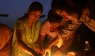 Menschen in Gauhati, Indien, zünden zum Gedenken der Opfer der Attentate Kerzen an. Am 30. Oktober 2008 starben bei Anschlägen im Nordosten Indiens 86 Menschen. Foto: ap