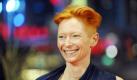 Die Promi-Geburtstage vom 05. November 2010: Tilda Swinton Vorspann: Text: 
London (dpa) - Tilda Swinton wurde erst im Alter von 40 Jahren so richtig bekannt. Damals spielte sie in dem Hollywood-Bestseller «The Beach» die rücksichtslose Aussteiger-Anführerin Sal. 
Acht Jahre dauerte es, dann bekam sie einen Oscar. Wieder war es die Rolle einer Rücksichtslosen: eine fremdgehende Chemie-Managerin an der Seite von John Malkovich in «Michael Clayton». Heute wird die rothaarige Schottin mit dem knabenhaften Aussehen 50 - und will es ein wenig langsamer angehen lassen.
Probleme hat sie mit dem Älterwerden keineswegs. Das Jetzt sei viel spannender als die Vergangenheit. «Die gute Nachricht ist, dass ich mir jetzt Zeit nehme, mich auszuruhen», sagte Tilda Swinton erst vor kurzem dem «Zeit»-Magazin. Sie sei produktiver gewesen, als ihr lieb war. Laut sei es gewesen um sie herum. «Jetzt gönne ich mir endlich etwas Frieden.» Für ihren gerade in den Kinos angelaufenen Film «I Am Love - Ich bin die Liebe» in der Regie von Luca Guadagnino hatte sie 2009 vor der Kamera gestanden.
Tilda Swinton ist als Kind einer wohlhabenden Familie geboren, ein Spross alten Adels. Dennoch war ihre Kindheit nicht in Watte gehüllt. Sie wurde auf einem Landsitz in Schottland groß - 1,80 Meter groß, um genau zu sein. Der Vater war Offizier und sie musste sich gegen ihre Brüder durchsetzen. Als junge Schauspielerin trat sie gleich nach dem Studium für ein Jahr der Royal Shakespeare Company bei. Erst auf der Bühne erfolgreich, verhalf ihr «Orlando» nach dem Buch von Virginia Woolf zum Kino-Durchbruch - als Mann, der sich zur Frau wandelt.
Swinton machte in ihrer Schauspielkarriere immer wieder mit ungewöhnlichen Projekten auf sich aufmerksam. 1995 und 1996 gab sie sich in London und in Rom als lebendes «Exponat» aus und lebte eine Woche lang - für die Öffentlichkeit sichtbar - täglich acht Stunden in einem Glaskasten der Ausstellung «The Maybe». 1988 fuhr sie für den Kurzfilm «Cycling The Frame» die Berliner Mauer ab. Nach der Wende entstand ein zweiter Film mit Swinton in ähnlicher Rolle, Titel: «Cycling The Invisible Frame».
Auch das Privatleben der Schottin ist alles andere als gewöhnlich. John Byrne ist der Vater ihrer Zwillinge, ihr «Sweetheart» sei der aber nicht mehr, sagt sie. Dieses Privileg genießt seit Jahren der deutlich jüngere deutsche Künstler Sandro Kopp. Swinton nennt das «unexotisch»: «Mit dem einen Mann habe ich Kinder, mit dem anderen lebe ich.» Dieses Dreieck habe man sich aber bitte nicht als «polyamouröses Bacchus-Gelage» vorzustellen, sagt die Schauspielerin.
NAME
 Foto: ddp