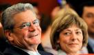 Joachim Gauck im Deutschen Theater in Berlin. Rechts seine Lebensgefährtin Daniela Schadt. Foto: Wolfgang Kumm/Archiv Foto: dpa