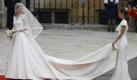 Als Kates Trauzeugin war Pippa während der Hochzeit damit beschäftigt, das 40.000-Pfund-Kleid ihrer Schwester stets gut aussehen zu lassen. Nebenbei setzte sie sich selbst gekonnt in Szene - wie die Braut in einem Kleid von Alexander McQueen, aber mit tieferem Ausschnitt. Mit ihrem sexy Auftritt stahl sie ihrer Schwester fast die Show. Foto: dpa