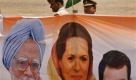 Die Kongresspartei gewann bei der letzten Wahl 2004 berraschend gegen die Hindunationalisten von der Bharatiya Janata Party. Jetzt will sie ihren Triumph wiederholen. Ein Plakat wirbt bei einem Wahlkampfauftritt in Allahabad im nordindischen Bundesstaat Uttar Pradesh fr die Parteifhrer Manmohan Singh, SoniaGandhi und ihren Sohn Rahul, der als Zukunftshoffnung der Kongresspartei gilt. Foto: ap