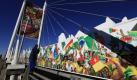 Bunt wird es zugehen bei der Fußball-Weltmeisterschaft 2010 in Südafrika, wie sich bereits am Stadtbild von Johannesburg ablesen lässt. Foto: ap
