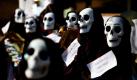 Was bei uns Allerheiligen ist, wird in den Ländern Südamerikas als Día de los Muertos (Tag der Toten) gefeiert. Mit gruseligen Verkleidungen aller Art - wie hier in Mexiko-Stadt - gedenken Angehörige ihrer Toten. Foto: dapd