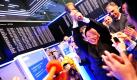Der Vorstandsvositzende des chinesischen Armaturenherstellers Joyou, Jianshe Cai, läutet beim Börsengang des Unternehmens in der Börse in Frankfurt am Main die Handelsglocke. Die Aktien von Joyou sind auf Xetra mit einem Kurs von 14,75 Euro in den Handel gestartet. Der Ausgabepreis für die 8,05 Millionen Anteilsscheine hatte bei 13 Euro gelegen.  Foto: dpa