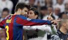 Im Clásico kochten oft die Emotionen über: Hier sagen sich Barcelonas Gerard Piqué (links) und Madrids Sergio Ramos die Meinung. Insgesamt gab es zwei Platzverweise. Barcelona gewann durch einen Doppelschlag von Lionel Messi mit 2:0 in Madrid und ist damit in der Champions League auf Finalkurs. Foto: dpa