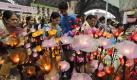 People visit stalls during the India International Trade Fair in New Delhi, India, Saturday, Nov. 19, 2011. The trade fair, an annual popular event with visitors touching tens of thousands daily, opened to the public Saturday. (AP Photo/Saurabh Das) Foto: dapd