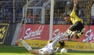 90 Minuten lang haben sie gekämpft. Doch wie hier  Lucas Barrios (r) scheiterten die Dortmunder im Revierderby gegen Schalke 04 wiederholt am Torhüter Manuel Neuer. Foto: dpa