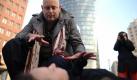 Massenhypnose auf dem Potsdamer Platz in Berlin: Jan Becker, Gewinner der TV-Show «The next Uri Geller» hypnotisiert Teilnehmer eines Experiments - rund 50 Zuhörer eines Radiosenders ließen sich von ihm nacheinander in Tiefschlaf versetzen. Foto: Hannibal Foto: dpa