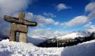 Ein Inukshuk steht auf der Spitze des Blackcomb Berges in Whistler, British Columbia. Die Inuit-Skulptur ist Teil des diesjährigen Logos für die Olympischen Spiele in Vancouver. Foto: ap