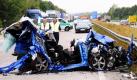 Polizisten schauen sich auf der Autobahn 61 am Kreuz Frankenthal ein völlig zerstörtes Auto an, das in einen schweren Unfall verwickelt war. Dazu kam es, als am Kreuz Frankenthal eine Karambolage an einem Stauende verursacht wurde. Nach aktuellem Stand wurde dabei ein Mensch getötet, drei weitere Menschen wurden schwer verletzt. Foto: dapd