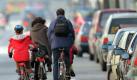 ...  Fahrradfahren und die Nutzung öffentlicher Verkehrsmittel sind trotzdem weitaus klimafreundlicher. Foto: dpa