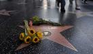 Flowers decorate Patrick Swayze's star on the Hollywood Walk of Fame in Los Angeles, Monday, Sept. 14, 2009. Swayze, the hunky actor who danced his way into moviegoers' hearts with 'Dirty Dancing' and then broke them with 'Ghost,' died Monday after a battle with pancreatic cancer. He was 57. (AP Photo/Jae C. Hong)
 Foto: ap