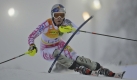 Lindsey Vonn of the United States clears a gate on her way to set the second fastest time, during the first run of an alpine ski, women's World Cup Slalom, in Levi, Finland, Saturday, Nov. 14, 2009. (AP Photo/Giovanni Auletta) Foto: ap