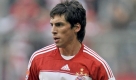 Auch der Argentinier José Ernesto Sosa ging zurück, wenn auch erst einmal auf Leihbasis.Bayern München lieh den Mittelfeldspieler anEstudiantes de la Plata aus, von wo er im Sommer 2007 für rund zehn Millionen Euro zu den Bayern gewechselt war. El Principito (der kleine Prinz) hatte schon unter Ottmar Hitzfeld und Jürgen Klinsmann keinen Stammplatz.
 Foto: dpa