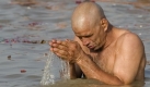 Bei Sabgam in Allahabad übt ein Hindu den Tarpan aus, ein Ritual für den Frieden der Seelen der Vorfahren. Foto: ap