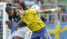Spiel um Platz 3: Schweden spielt gegen Frankreich in der Rhein-Neckar-Arena in Sinsheim: Schwedens Lotta Schelin (rechts) und Frankreichs Wendie Renard kämpfen um den Ball.
 Foto: dapd