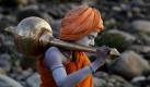 A young Naga Sadhu, or Hindu holy man, walks towards his camp during months long Hindu festival Kumbh Mela, in Haridwar, India,Thursday, Feb. 11, 2010. The festival, which is celebrated every three years, and rotates among four Indian holy cities is expected to attract more than 10 million people (AP Photo/Rajesh Kumar Singh) Foto: ap