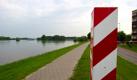 Blick vom Deich im polnischen Slubice, der Nachbarstadt von Frankfurt (Oder) in Brandenburg, am Freitag (28.05.2010) auf den Hochwasser führenden Grenzfluss Oder. Deiche und anliegende Straßen wurden in Slubice bereits gesperrt, zwei Ortsteile sind evakuiert. Der Pegel des Flusses steigt hier immer noch an. Foto: Patrick Pleul dpa/lbn +++(c) dpa - Bildfunk+++ Foto: dpa