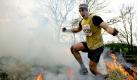 A competitor suffers during the annual endurance race in Perton, Staffordshire, England, which puts sports men and women through an obstacle course including fire and water after a tough cross country run in Perton, Britain on 27 January 2008. EPA/ANITA MARIC Foto: dpa