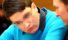 Der wegen eines Banküberfalls angeklagte David S. (links) sitzt vor Verhandlungsbeginn neben seinem Anwalt Jan Paulsen im Amtsgericht Würzburg. Bekannt wurde der 19-Jährige weil er glaubte, die Ermittler an der Nase herumführen zu können. In E-Mails an Journalisten und die Fahnder machte er sich nach der Tat über die angeblich falschen Ermittlungsergebnisse der Polizei lustig und behauptete, man werde ihn nie finden.  Foto: dpa