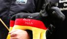 Ein Milchbauer des Bundesverbandes Deutscher Milchviehhalter demonstriert mit einer Plüschkuh in der Hand vor dem Landwirtschaftsministerium in Berlin gegen die nach Ansicht des Verbandes fehlgeleitete EU-Milchpolitik. Bei dieser symbolischen Protestaktion ruderten die Milchbauern in einem Boot auf dem Trockenen. Heute ist Weltmilchtag. Foto: dpa