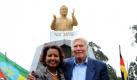 Der Gründer der Stiftung Menschen für Menschen, Karl-Heinz Böhm, und seine Frau Almaz stehen in Addis Abeba in Äthiopien vor der Skulptur Böhms, die während der feierlichen Eröffnung des Karl Square enthüllt wurde. Mit dem Karl Platz im Diplomatenviertel wird die humanitäre Arbeit des 83-Jährigen in Äthiopien gewürdigt. Foto: dpa