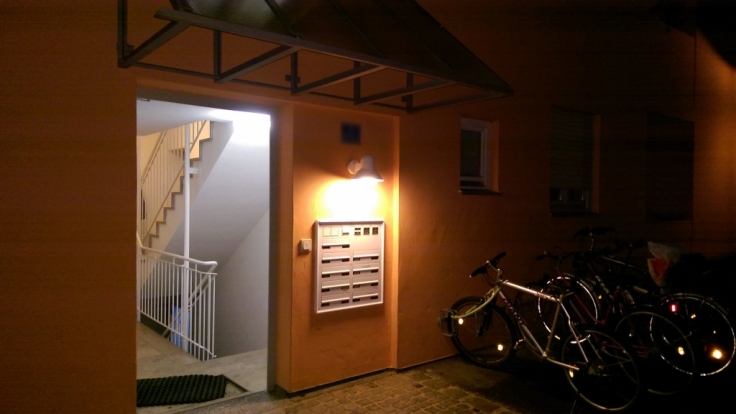 Der Eingang zu einem Haus, in dem am 12.02.2018 zwei Frauenleichen gefunden wurden, ist am früher Morgen beleuchtet. Beamte hatten die Leichen am Montagnachmittag entdeckt.