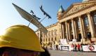 Mehrere Hundert Gegner des neuen Großflughafens Berlin-Brandenburg haben heute vor dem Verwaltungsgericht in Leipzig gegen Nachtflüge demonstriert. Heute beginnt im Bundesverwaltungsgericht die mündliche Verhandlung zu den Nachtflugzeiten.  Foto: dapd