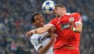 Joel Matip (l) von Schalke kämpft mit zusammengebissenen Zähnen gegen Benficas Javi Garcia um den Ball. Foto: dpa
