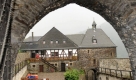 Und das ist die Herberge in Altena heute. Hier gründete der Lehrer Richard Schirrmann 1912 das Jugendherbergswerk. In der mittelalterlichen Kulisse kann die Jugend nicht nur schlafen, sondern auch das mittelalterliche Leben erleben: Die Jugendherberge bietet für Gruppen mehrtägige Programme an. Zum Beispiel für 71 Euro pro Person inklusive Übernachtung und Vollpension für drei Tage. Foto: dpa