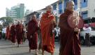 Buddhistische Mönche feiern in Myanmar den Geburtstag Buddhas. Foto: ap