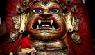 Ein kleines Mädchen sitzt vor einer riesigen Maske der Gottheit  Bhairav. Es ist nur einer der vielen Hindu-Götter. Heute beginnt das Indra Jatra Festival in Nepal, dass Indra - den Gott des Regens - heiligt. Das einwöchige Fest markiert das Ende der Regenzeit. Foto: dapd