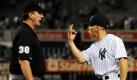 Der Manager der New York Yankees, Joe Girardi, gestikuliert während des Spiels gegen die Boston Red Sox in Richtung des Schiedsrichters Tim McClelland. Was  auch immer er gemeint hat, kurz darauf wurde Girardi des Spielfeldes verwiesen. New York verlor das Traditionsduell mit 4-7. Foto: dapd
