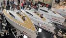 Besucher belagern die Segeljachten auf der Messe Hanseboot 2010 in Hamburg. Noch bis zum 7. November präsentieren dort mehr als 750 Aussteller aus 25 Nationen Neuheiten aus dem Bootsbau. Foto: dpa