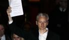 WikiLeaks founder Julian Assange holds up a court document for the media after he was released on bail, outside the High Court, London, Thursday, Dec. 16, 2010. WikiLeaks founder Julian Assange has been released on bail following a week of legal drama over his extradition. (AP Photo/Kirsty Wigglesworth) Foto: dapd