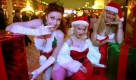 Drei leicht bekleidete, als Santa Claus verkleidete Damen, posieren am Donnerstag (27.11.2008) zur Eröffnung des Santa Pauli Weihnachtsmarkt auf der Hamburger Reeperbahn für die Fotografen. Der spezielle Weihnachtsmarkt auf dem Spielbudenplatz dauert bis zum 23.12.2008. Foto: Kay Nietfeld dpa/lno +++(c) dpa - Bildfunk+++ Foto: dpa