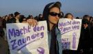 Anhaenger der linksautonomen Szene demonstrieren am Samstag (08.05.10) im Tempelhofer Park, dem Gelaende des ehemaligen Flughafens Berlin - Tempelhof fuer eine dauerhafte Oeffnung. Die Aktion, die von den Veranstaltern zunaechst geduldet wurde, verlief nach Polizeiangaben friedlich. (zu ddp-Text) Foto: Theo Heimann/ddp Foto: ddp