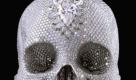 Typisch Damien Hirst: der mit 8601 Diamanten besetzte Platinabguss eines echten Totenschädels. Auf der Stirn thront ein 52-Karat-Diamant. Das Werk mit dem Titel For the Love of God wurde im August 2007 für 75 Millionen Euro (50 Millionen Pfund) verkauft. Foto: news.de/Wikipedia (Montage)