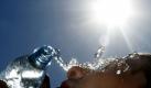 Es gibt genug Gründe, denSommer nicht zu mögen.Einer: Man muss ständig eine Flasche Wasser mit sich herumtragen. Foto: dpa