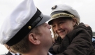 Obermaat Christian Probst aus Schortens bei Jever verabschiedet sich in Wilhelmshaven an Bord der Fregatte Augsburg vor dem Auslaufen von seiner Tochter Antonia. Das Schiff der Deutschen Marine wird an der Anti-Terrorismus-Operation Enduring Freedom vor dem Horn von Afrika teilnehmen.
 Foto: ddp